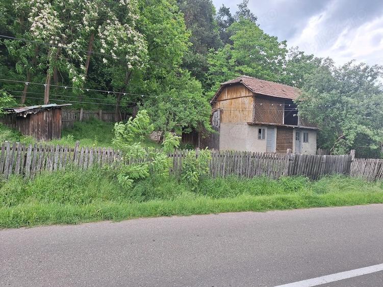 Casă cu 2 camere cu Teren 350 Mp în Cătina