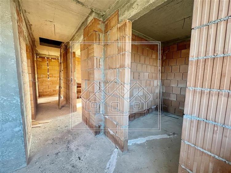 Casă individuală cu 7 camere cu Teren 727 Mp în Central