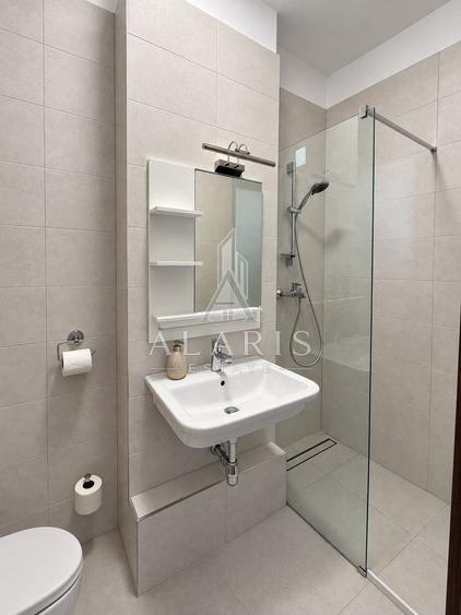 Apartament cu 3 camere semidecomandat, mobilat în Torontalului