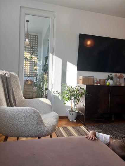 Apartament cu 3 camere semidecomandat în Central