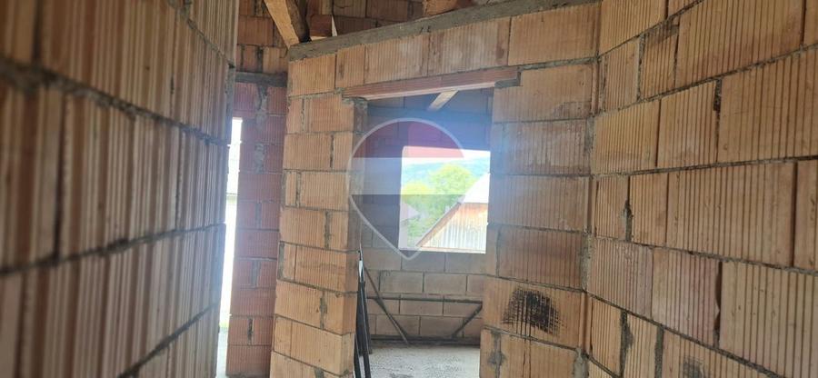 Casă individuală cu 4 camere cu Teren 556 Mp în Rozavlea