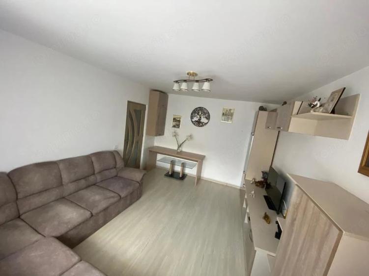 Apartament cu 3 camere decomandat în Poarta 6