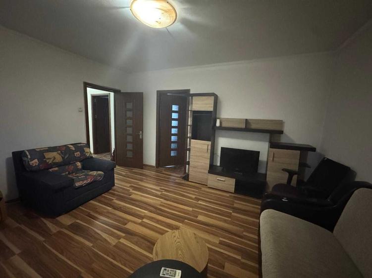 Apartament cu 3 camere decomandat în Drumul Taberei
