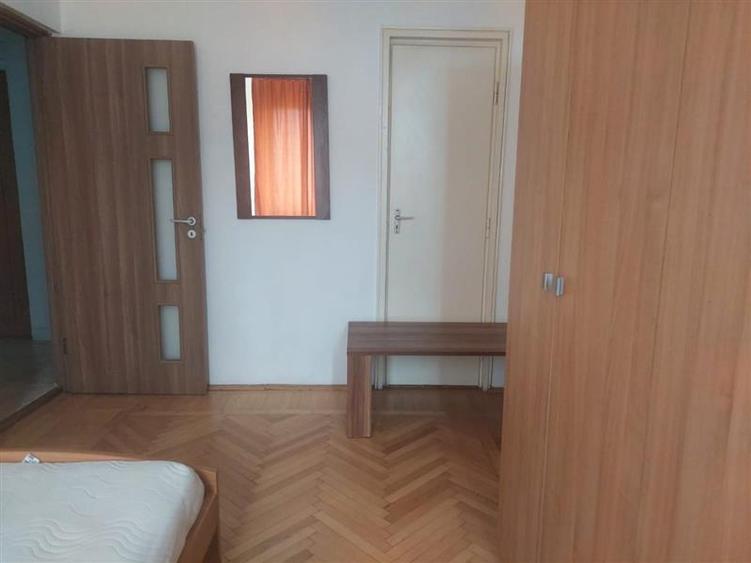 Apartament cu 3 camere semidecomandat, mobilat în Central