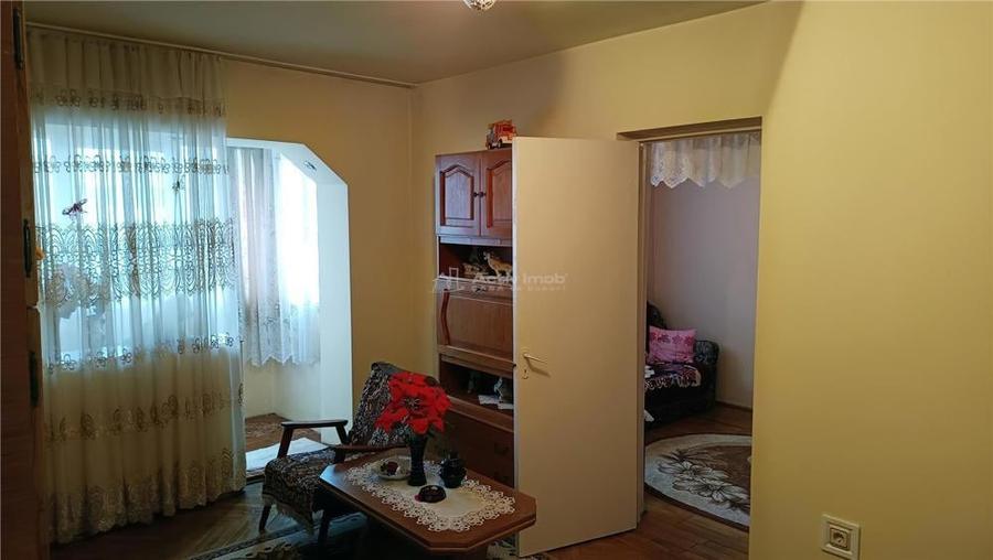 Apartament cu 2 camere semidecomandat în Moldova Nouă