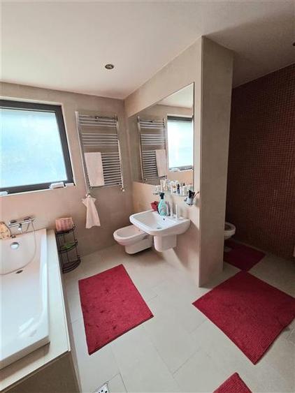 Apartament cu 3 camere semidecomandat, mobilat în Faleza Nord