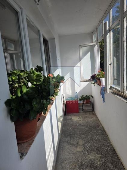 Apartament cu 3 camere semidecomandat, mobilat în Berceni