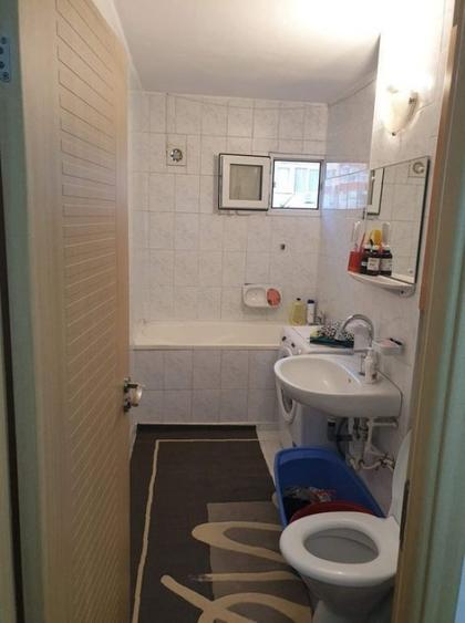 Apartament cu 3 camere semidecomandat în Girocului