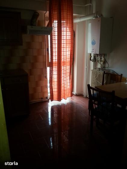 Apartament cu 4 camere decomandat în Central