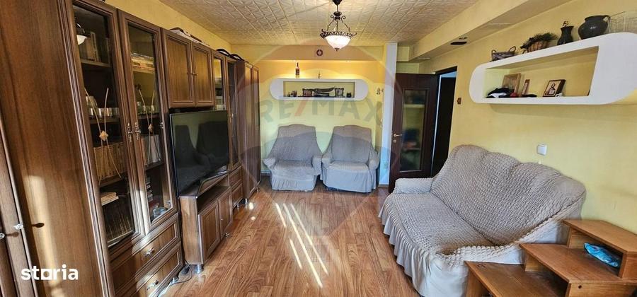 Apartament cu 4 camere decomandat în Coman
