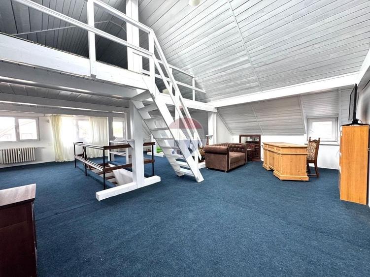 Penthouse cu 13 camere decomandat în Central