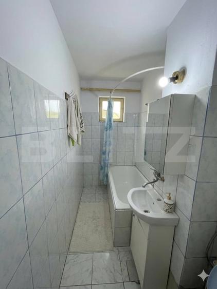 Apartament cu 3 camere semidecomandat, mobilat în Cornitoiu