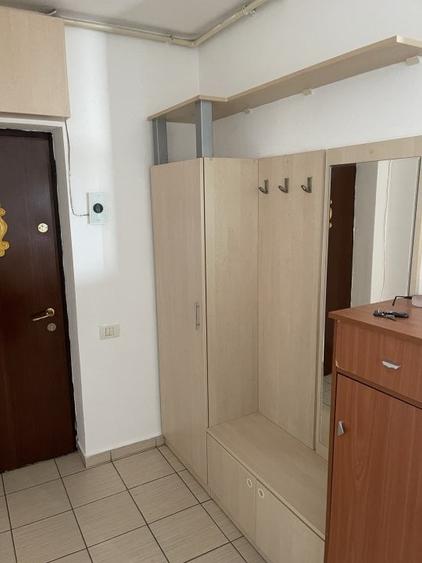 Apartament cu 3 camere semidecomandat, mobilat în Grivița