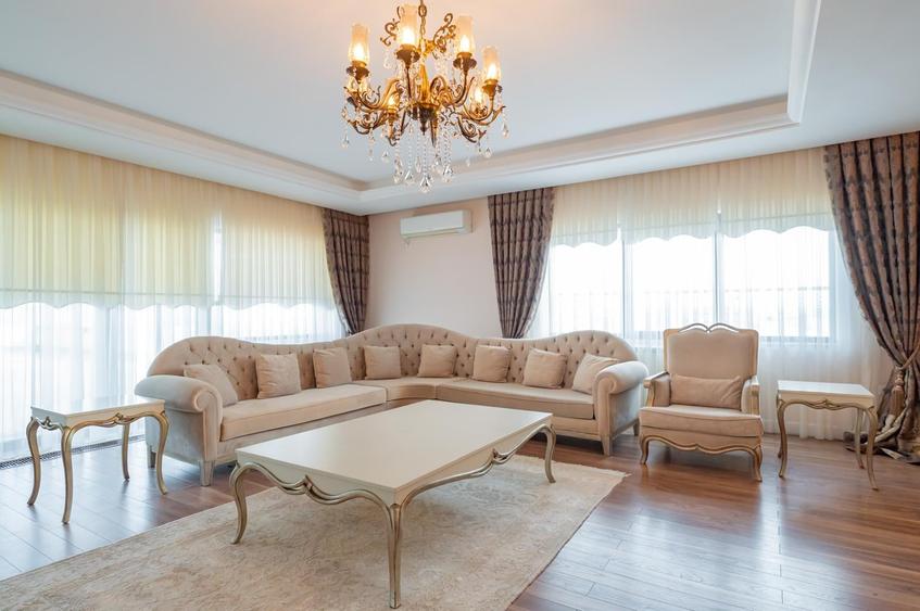Penthouse cu 5 camere decomandat, mobilat în Central