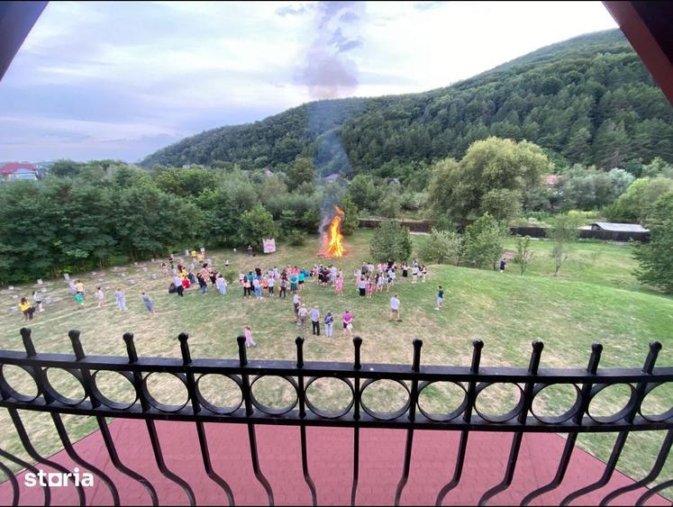 Casă cu 4 camere cu Teren 8000 Mp în Central