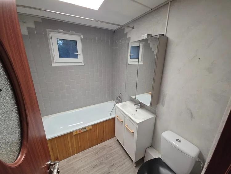 Apartament cu 4 camere semidecomandat în Berceni