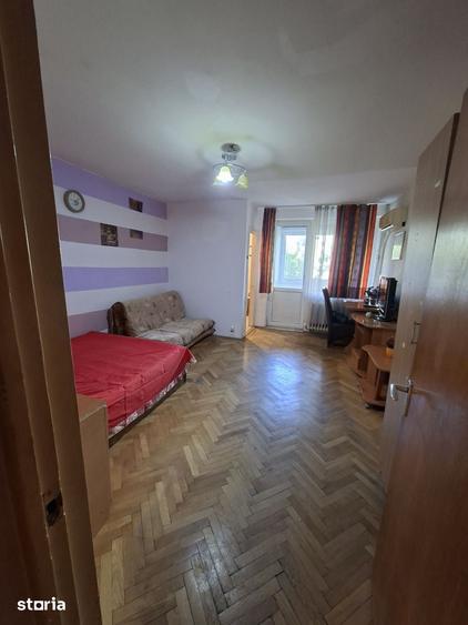 Apartament cu 4 camere decomandat în Drumul Taberei