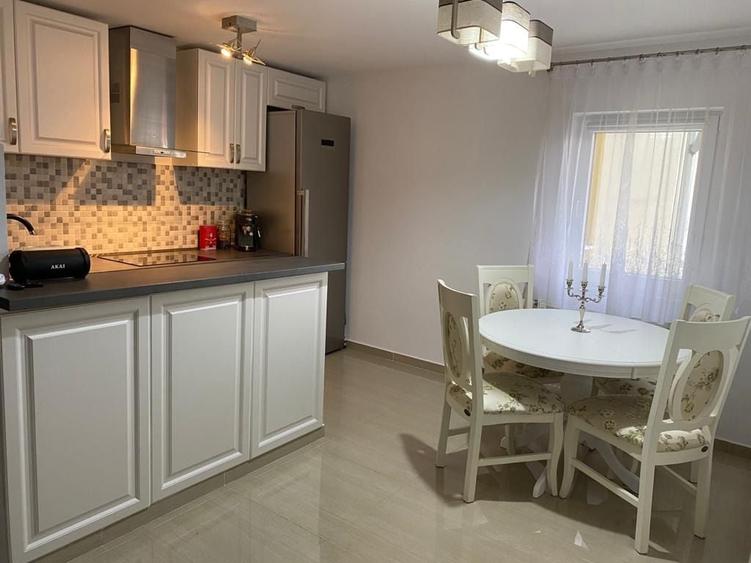 Apartament cu 3 camere decomandat, mobilat în Sud