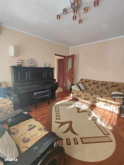 Apartament cu 3 camere decomandat în Micro 4