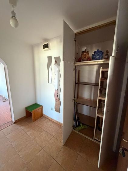 Apartament cu 3 camere semidecomandat în Rahova