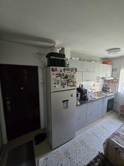 Apartament cu 3 camere semidecomandat, mobilat în Dacia