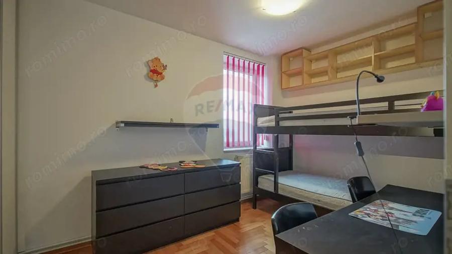 Apartament cu 3 camere decomandat în 13 Decembrie