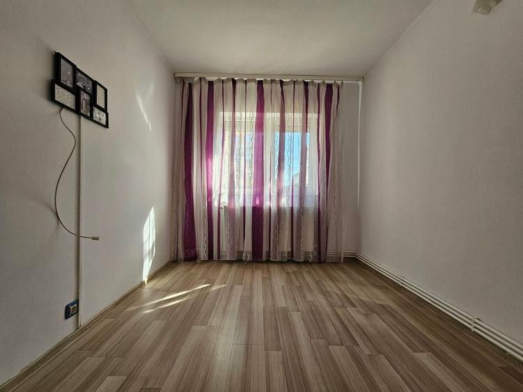 Apartament cu 4 camere decomandat, mobilat în Casa de Cultură