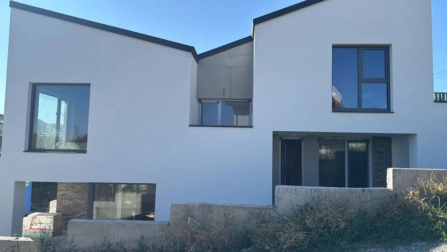 Duplex cu 5 camere cu Canalizare în Chinteni