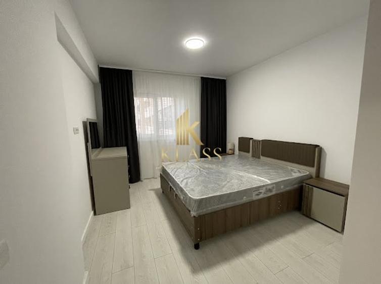 Apartament cu 3 camere decomandat, mobilat în Berceni