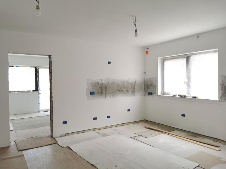 Apartament cu 4 camere decomandat în Tractorul