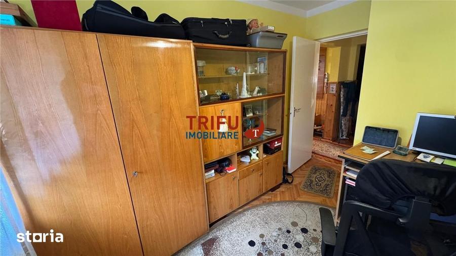 Apartament cu 3 camere semidecomandat în Cetate