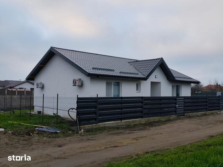 Casă cu 4 camere cu Teren 400 Mp în Crevedia