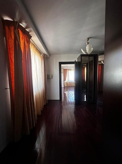Casă individuală cu 5 camere cu Teren 100 Mp în Central