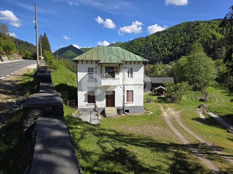 Casă individuală cu 9 camere cu Canalizare în Voineasa