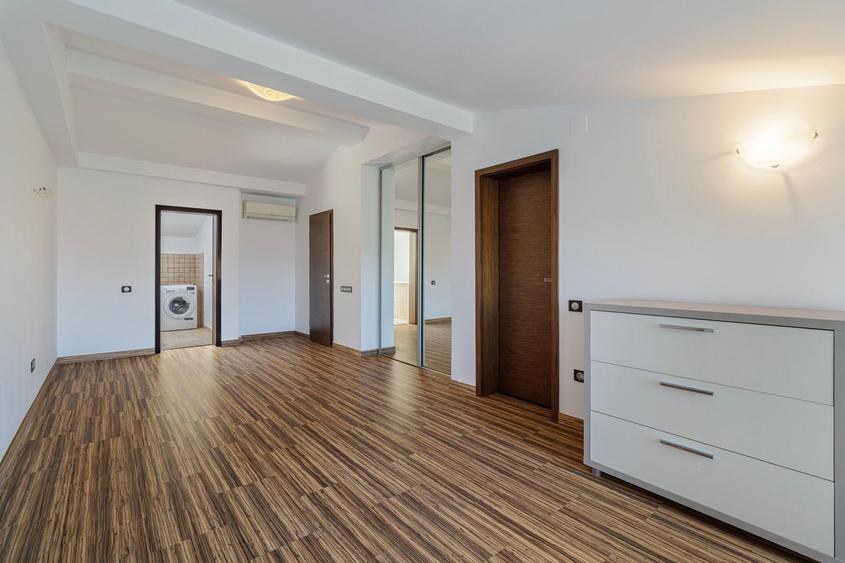 Apartament cu 4 camere decomandat în Kiseleff