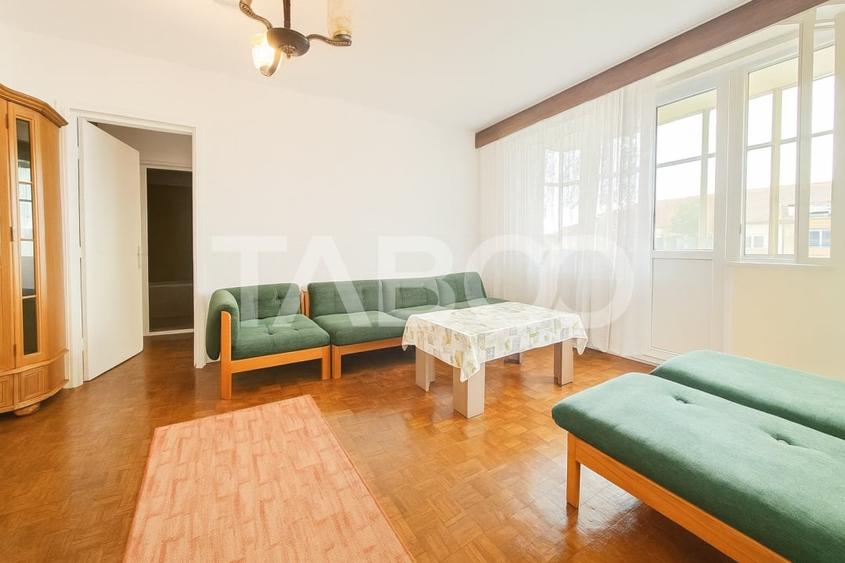 Apartament cu 3 camere semidecomandat, mobilat în Central