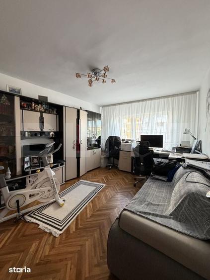 Apartament cu 4 camere decomandat în Central