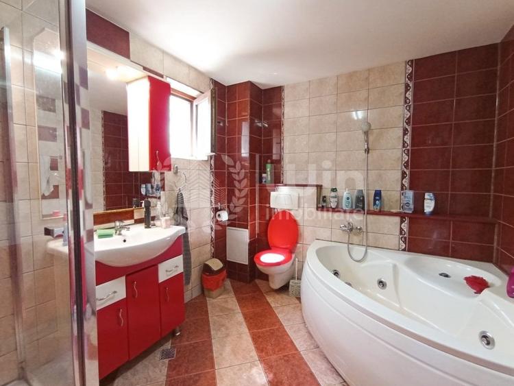 Casă individuală cu 7 camere cu Canalizare în Mărăști