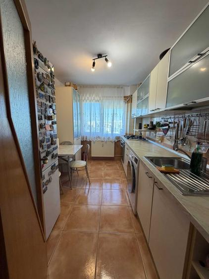 Apartament cu 4 camere decomandat în Drumul Taberei