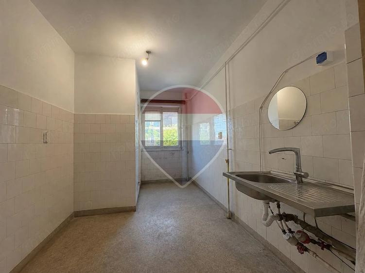 Apartament cu 3 camere semidecomandat în Sud