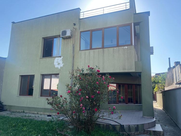 Casă individuală cu 5 camere cu Garaj în Coiciu
