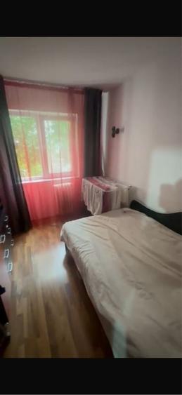 Apartament cu 4 camere semidecomandat în Rovine