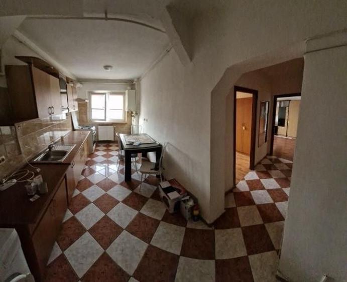 Apartament cu 3 camere semidecomandat în Trafic Greu