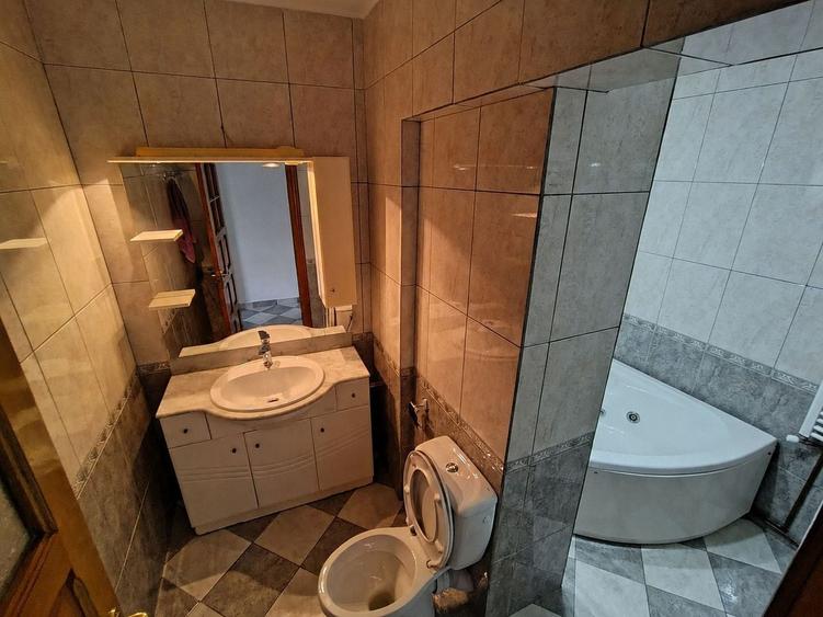 Apartament cu 3 camere semidecomandat, mobilat în Podu Roș