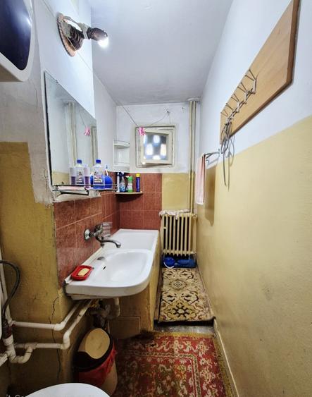 Apartament cu 3 camere semidecomandat în Inel II
