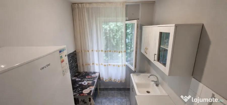 Apartament cu 2 camere semidecomandat în Craiovița Nouă