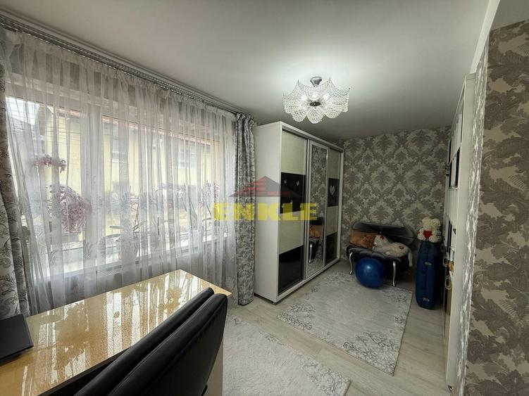 Casă individuală cu 8 camere cu Teren 150 Mp în Central