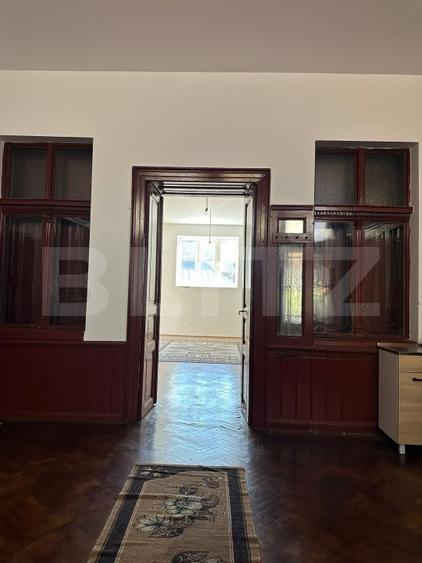 Casă individuală cu 8 camere cu Canalizare în Central