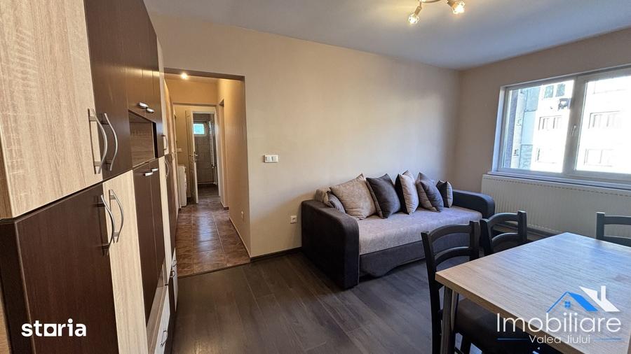 Apartament cu 3 camere decomandat în Petros