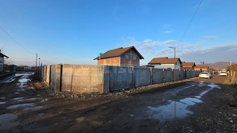 Casă cu 4 camere cu Garaj în Ostrovu Corbului
